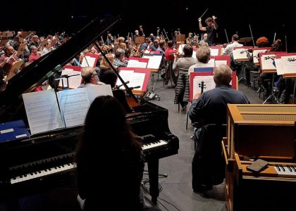 El director Iván Palomares durante un ensayo