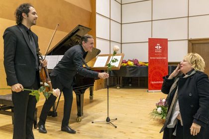 Jesús Reina ofrece un recital en Bulgaria con Lyudmil Angelov en el 30º aniversario del Instituto Cervantes Angelov al final del recital ofrecido en el 30º aniversario del Instituto Cervantes, en Sofía (Bulgaria). © Anton Chalakov