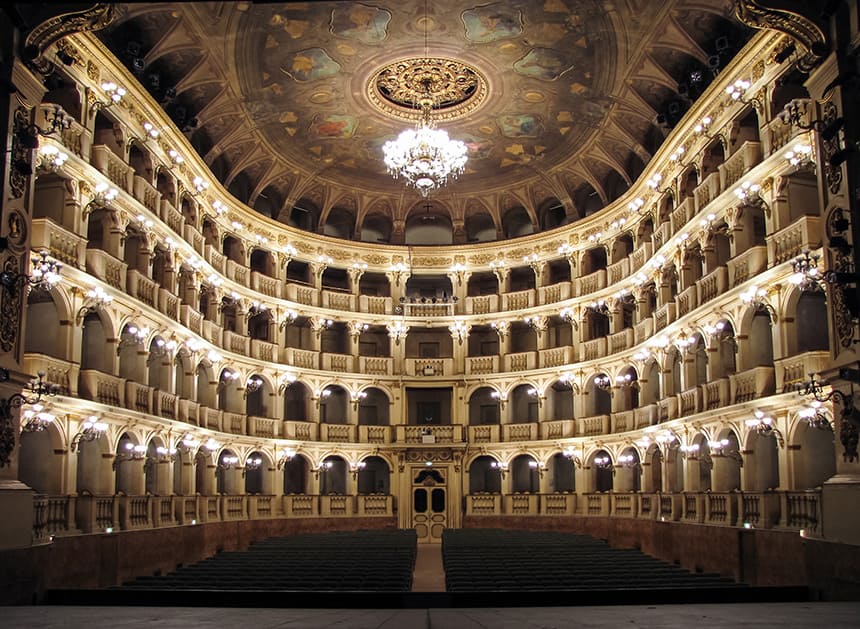 El director sevillano Manuel Busto debuta en el Teatro Comunale di Bologna