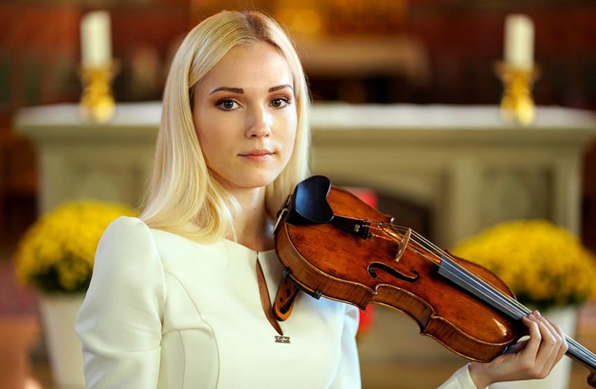 Estreno mundial y el virtuosismo de la violinista Anastasiya Petryshak en concierto con la ROSS