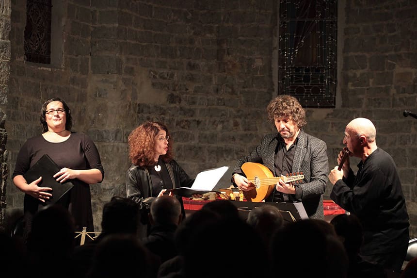 Mujeres árabes laudistas, cantantes de cantigas y soldaderas de trovadores: en la música medieval ibérica