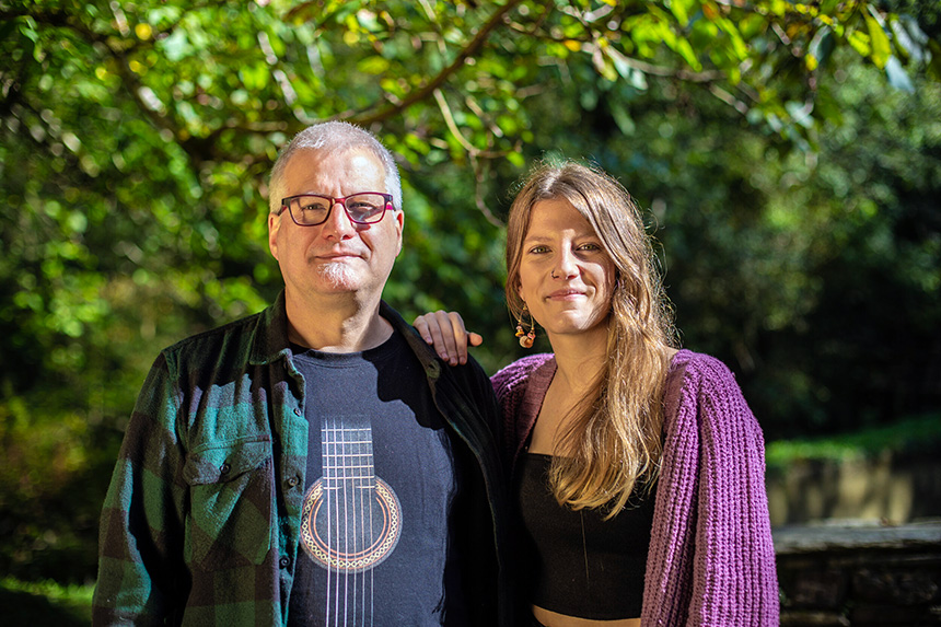 Esti y Mikel Markez ofrecen un concierto acústico de gran belleza poética en el foyer del Teatro Arriaga
