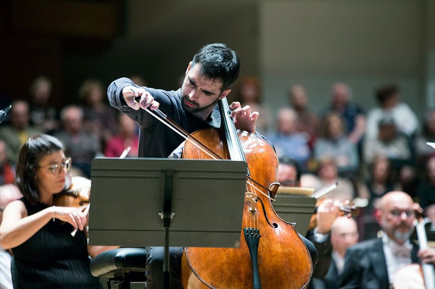 Pablo Ferrández interactúa en el Almudín con trece músicos de la Orquésta de València