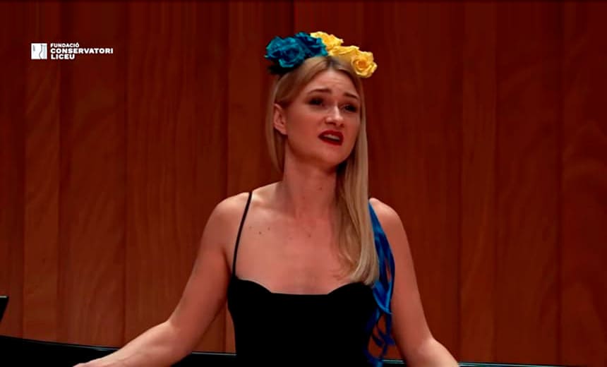Alumna de Máster ucraniana Olena Liubavina y profesora rusa Olga Kobékina interpretan «Calendulas», canción ucraniana
