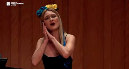 Alumna de Máster ucraniana Olena Liubavina y profesora rusa Olga Kobékina interpretan «Calendulas», canción ucraniana