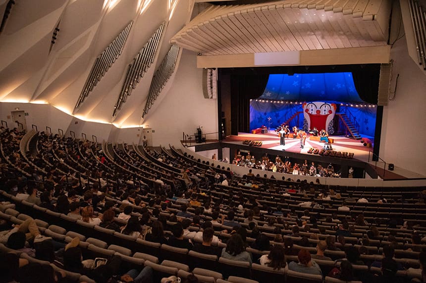 Más de 850 personas disfrutan de la función educativa de la ópera Los cuentos de Hoffmann