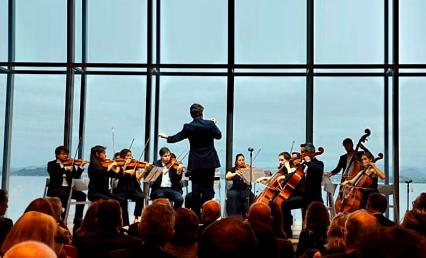 El maestro Vicent Pelechano dirige la Camerata de la UIMP en el Centro Botín