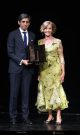 Helena Revoredo, vicepresidenta del Patronato del Teatro Real, entrega el premio al presidente de Telefónica, José María Álvarez-Pallete.