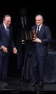 El presidente de ACS, Florentino Pérez, recibe su premio de manos del presidente del Teatro Real, Gregorio Marañón.