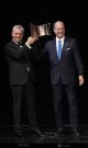 El embajador de Italia en España, Riccardo Guariglia, entrega su galardón al director de orquesta Nicola Luisotti.