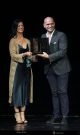 María José Gualda, secretaria de Estado de Presupuestos y Gastos, hizo entrega del premio al tenor Michael Fabiano.