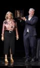 El director de escena alemán Christof Loy, recoge el premio de manos de la coordinadora general de la Alcaldía de Madrid, Matilde García Duarte.