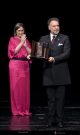 Al barítono Carlos Álvarez le entrega su premio la patrona del Real y consejera de Cultura, Turismo y Deporte de la Comunidad de Madrid, Marta Rivera de la Cruz.