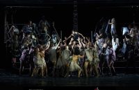 Plano general con Marion Cotillard (Juana de Arco), Coro Titular del Teatro Real y actores.