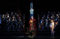 Plano general de la hoguera con Marion Cotillard (Juana de Arco), Charles Workman (Porcus), Coro Titular del Teatro Real y actores.