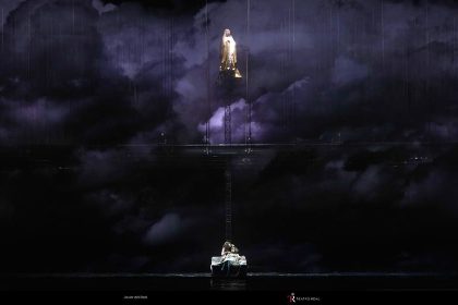 Plano general de Sylvia Schwartz (La virgen) y actrices