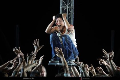 Plano general del Coro Titular del Teatro Real y actores rodeando a  Marion Cotillard (Juana de Arco)