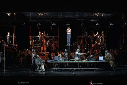 Plano general de Marion Cotillard (Juana de Arco), Coro Titular del Teatro Real y actores