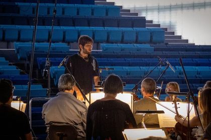 El compositor Lucas Vidal grabando con la OEX
