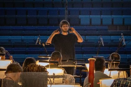 El compositor Lucas Vidal grabando con la OEX