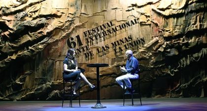 “Sacos con historia” para evocar la paleta de colores de la Sierra Minera a través de su nueva escenografía