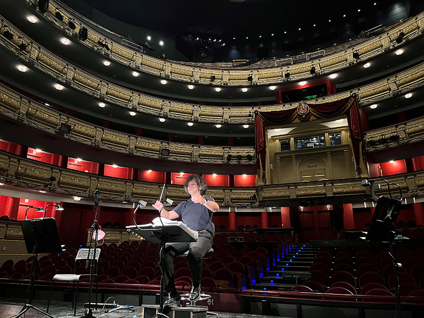 El director español Sergio Alapont dirige dirige la ópera Nabucco de Verdi en el Teatro Real