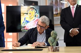 Tornero firma el libro de honor