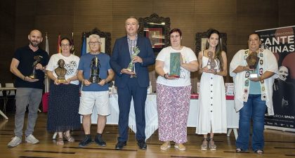 Los trofeos del Cante de las Minas visten  los escaparates de La Unión