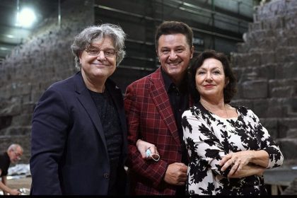 Hugo de Ana (director de escena, escenógrafo y figurinista), tenor Piotr Beczala (Radamés), y soprano Krassimira Stoyanova (Aida)