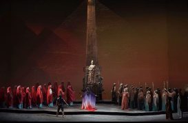Plano general. De izquierda a derecha: Piotr Beczala (Radamès), Jamie Barton (Amneris)  Krassimira Stoyanova (Aida). Elevado, frente al obelisco Alexander Vinogradov