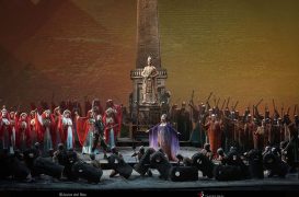 Plano general. Piotr Beczala (Radamès), Jamie Barton (Amneris), Alexander Vinogradov (Ramfis), Coro Titular del Teatro Real y figuración.
