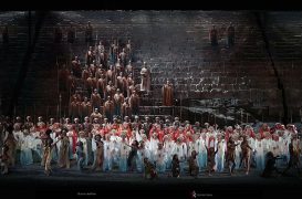 Plano general. Coro Titular del Teatro Real y figuración.
