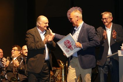La SAM d’Alginet otorga a Juan Enrique Benavent el primer premio del Concurso de Composición de pasodobles Juan Enrique Benavent, ganador del primer premio, y a la derecha, José Alemany Motes, alcalde de Alginet y Voro López, presidente de la SAM d’Alginet. Autora: Sònia Bosch (La Veu d’Alginet) – © Sonia Bosch