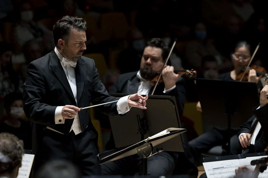 James Gaffigan dirige «Danzas sinfónicas» de «West Side Story» y una selección de «Romeo y Julieta» de Prokófiev