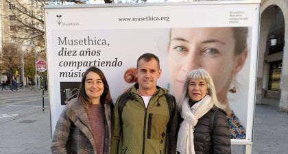 Musethica toma la calle con una exposición, en su décimo aniversario compartiendo música