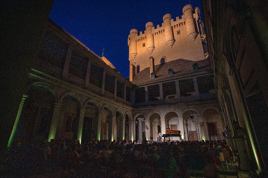 Jóvenes pianistas participan en Segovia del 26 Premio Infantil de Piano Santa Cecilia – Premio Hazen
