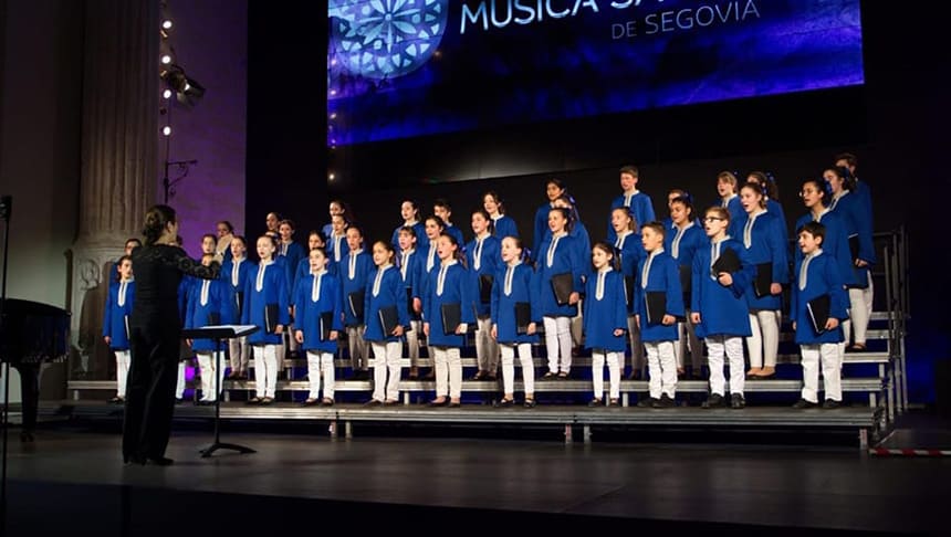 La Escolanía de Segovia reúne en un concierto intergeneracional a más de un centenar de cantantes