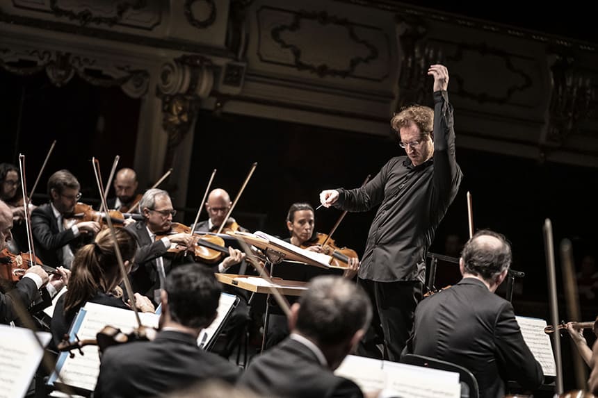 La Orquesta de València vuelve a visitar el Auditori de Castelló con Tebar y el flauta solista Salvador Martínez La Orquesta de València vuelve a visitar el Auditori de Castelló con Tebar y el flauta solista Salvador Martínez