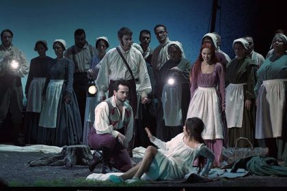 Xabier Anduaga (Elvino) y Nadine Sierra (Amina). Detrás: Isaac Galán (Alessio) y Rocío Pérez (Lisa). Al fondo: Coro Titular del Teatro Real