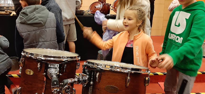 Niños y niñas del centro de refugiados de Pozuelo «montan» una banda con percusionistas de la Orquesta y Coro RTVE