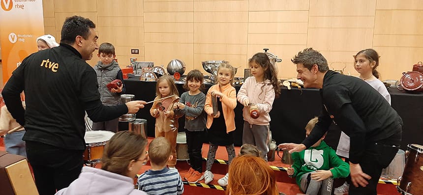 Niños y niñas del centro de refugiados de Pozuelo «montan» una banda con percusionistas de la Orquesta y Coro RTVE