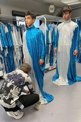 El Teatro Real despide la Temporada 2022-2023. Muchos logros, proyectos, premios y estimulante respuesta del público Ovidio Ceñera, jefe-sastería, e Izan y Kilian Fernández