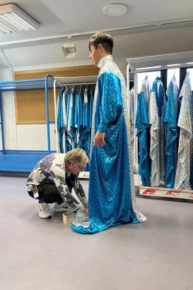 El Teatro Real despide la Temporada 2022-2023. Muchos logros, proyectos, premios y estimulante respuesta del público Ovidio Ceñera, jefe-sastería, y Kilian Fernández