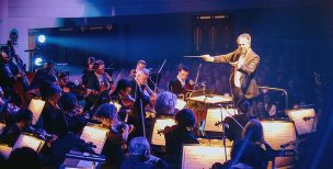 Josep Vicent dirigiendo a la Orquesta Nacional Belga