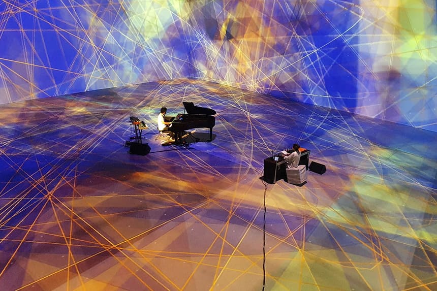 Imagen y sonido se funden en el concierto del pianista Carles Viarnès y la artista visual Alba G. Corral