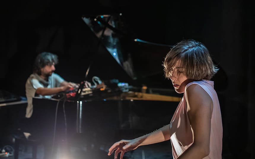 Imagen y sonido se funden en el concierto del pianista Carles Viarnès y la artista visual Alba G. Corral