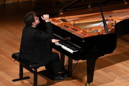 El pianista estadounidense Jonathan Mamora gana el 68º Concurso Internacional de Música Maria Canals Roman Lopatynskyi