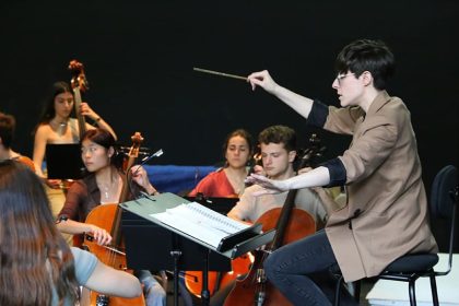 Irene Delgado-Jiménez dirigiendo La Bottega d’Opera