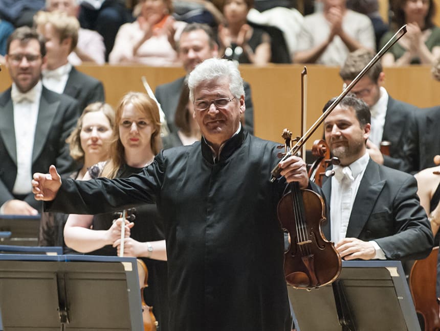 El célebre violinista Pinchas Zukerman dirige e interpreta con la Orquesta de València el concierto de Beethoven