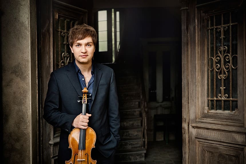 Russell Davies y la Orquesta de València se andentran en el siglo XX con obras maestras de Adams y Schnittke Russell Davies y la Orquesta de València se andentran en el siglo XX con obras maestras de Adams y Schnittke